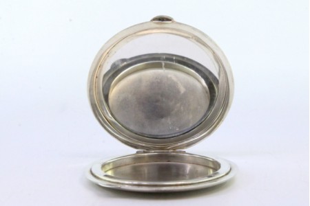 Caixa de Toilette em prata guilhochada com aplicação para abrir e espelho no interior.